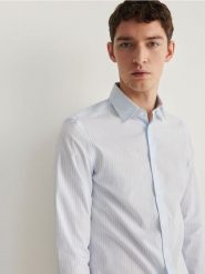 Koszula slim z bawełny egipskiej - jasnoniebieski. Niebieskie koszule męskie Reserved, l, bez wzorów, z bawełny, bez kołnierzyka, bez ramiączek. Za 139.99 zł.