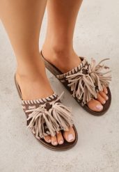 Brązowe Klapki w Stylu Boho Zdobione Frędzlami Stavania. Brązowe klapki damskie Born2be, z aplikacjami, z jeansu, bez obcasa, na płaskiej podeszwie. Za 99.99 zł.