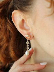 Pierres delicates Pozłacane kolczyki-wkrętki z cyrkoniami rozmiar: onesize. Białe kolczyki damskie Pierres delicates, z cyrkonią, pozłacane. Za 43.99 zł.