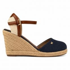 Sandały damskie do chodzenia BRAVA WOMEN WEDGE. Brązowe sandały damskie Wrangler, bez wzorów, z materiału, bez obcasa, na koturnie. Za 209.00 zł.