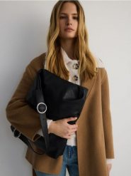 Torebka hobo z imitacji skóry - czarny. Czarne torebki klasyczne damskie Reserved, bez wzorów, ze skóry, bez dodatków. W wyprzedaży za 89.99 zł.