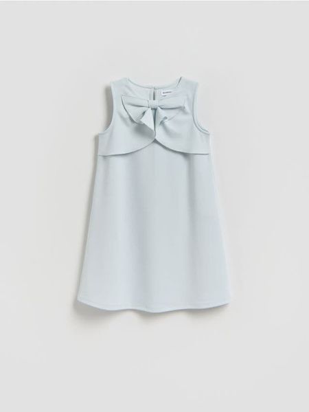 Gładka sukienka z kokardką - jasnoniebieski. Niebieskie sukienki dziewczęce Reserved, bez wzorów, z tkaniny, bez ramiączek. Za 89.99 zł.