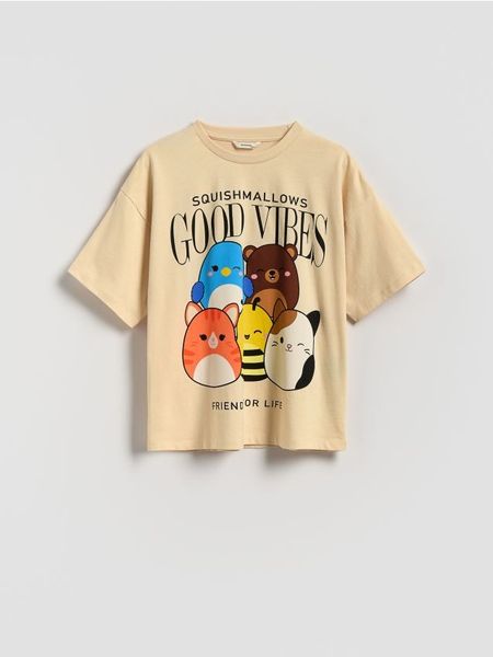 Bawełniany t-shirt Squishmallows - beżowy. Brązowe koszulki dziewczęce Reserved, bez wzorów, z bawełny, bez ramiączek. W wyprzedaży za 35.99 zł.