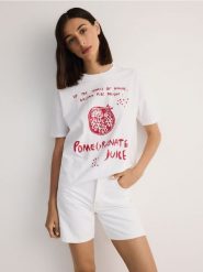 T-shirt oversize z nadrukiem - biały. Białe t-shirty damskie Reserved, l, bez wzorów, z bawełny, bez kołnierzyka. W wyprzedaży za 35.99 zł.