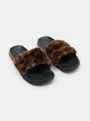 Klapki z cholewką z imitacji futra w panterkę - wielobarwny. Klapki damskie Sinsay, bez wzorów, bez obcasa. Za 39.99 zł.