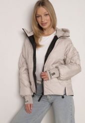 Beżowa Przejściowa Kurtka Pikowana z Kapturem i Napisami na Rękawach Althone. Brązowe kurtki damskie Born2be, l, bez wzorów, z poliesteru, z kapturem. Za 149.99 zł.
