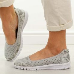 Szare ażurowe skórzane baleriny damskie Vinceza 95369. Szare baleriny damskie VINCEZA, w ażurowe wzory, z jeansu, bez obcasa, na płaskiej podeszwie. W wyprzedaży za 161.10 zł.