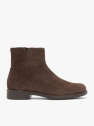 Brązowe welurowe botki. Brązowe botki damskie Ryłko, ze skóry, za kostkę, bez obcasa, na płaskiej podeszwie, bez zapięcia. Za 449.99 zł.