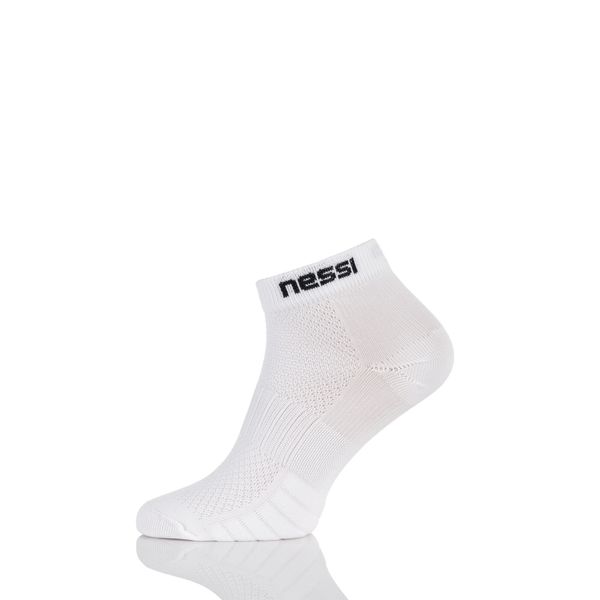 Bezszwowe skarpety oddychające Nessi Sportswear. Białe skarpetki damskie NESSI SPORTSWEAR, bez wzorów. Za 59.90 zł.