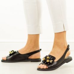 Czarne sandały damskie Filippo Ds7892/26. Czarne sandały damskie Filippo, z aplikacjami, z jeansu, bez obcasa, na płaskiej podeszwie. Za 169.00 zł.