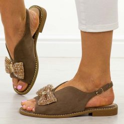 Taupe płaskie sandały damskie S.Barski 014. Sandały damskie S.BARSKI, z aplikacjami, ze skóry, bez obcasa, na płaskiej podeszwie. W wyprzedaży za 152.10 zł.