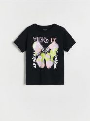 Bawełniany t-shirt z nadrukiem - czarny. Czarne koszulki dziewczęce Reserved, bez wzorów, z bawełny, bez ramiączek. W wyprzedaży za 27.99 zł.