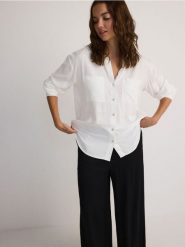 Koszula z wiskozy - złamana biel. Koszule damskie Reserved, l, bez wzorów, z tkaniny, bez kołnierzyka, bez ramiączek. W wyprzedaży za 55.99 zł.