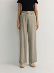 Spodnie z bawełną - jasnozielony. Zielone spodnie materiałowe damskie Reserved, bez wzorów, z bawełny. W wyprzedaży za 69.99 zł.