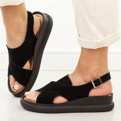 Czarne skórzane sandały damskie T.Sokolski 493. Czarne sandały damskie Sokolski, bez wzorów, z jeansu, bez obcasa, na platformie. W wyprzedaży za 201.52 zł.