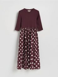 Bawełniana sukienka midi - mahoniowy. Brązowe sukienki damskie Reserved, l, bez wzorów, z bawełny, bez kołnierzyka, bez ramiączek, midi, rozkloszowane. Za 199.99 zł.