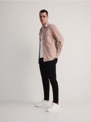 Jeansy carrot slim z efektem sprania - czarny. Czarne jeansy męskie Reserved. W wyprzedaży za 79.99 zł.