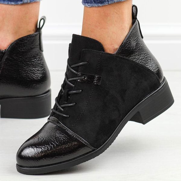 Czarne płaskie botki damskie M.Daszyński 2458-7. Czarne botki damskie M.Daszyński, na jesień, z polaru, eleganckie, bez obcasa, na obcasie, bez zapięcia. W wyprzedaży za 175.77 zł.