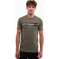 Koszulka sportowa męska Under Armour Camo Chest Stripe. Zielone t-shirty sportowe męskie Under Armour, l, bez ramiączek, do piłki nożnej. Za 111.00 zł.