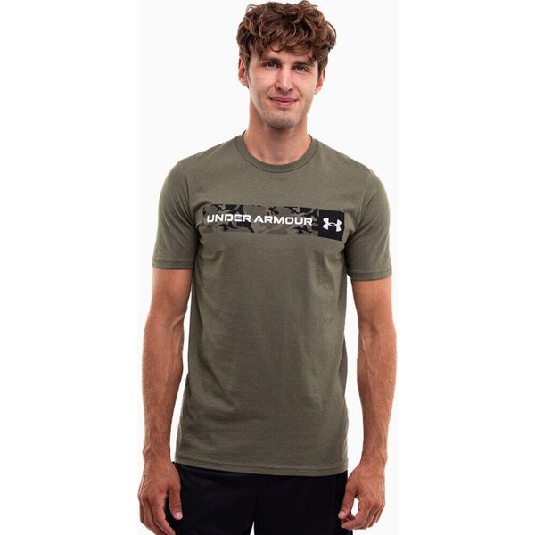 Koszulka sportowa męska Under Armour Camo Chest Stripe. Zielone t-shirty sportowe męskie Under Armour, l, bez ramiączek, do piłki nożnej. Za 111.00 zł.