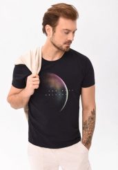 Czarny t-shirt z printem T-LUNAR. Czarne t-shirty męskie Volcano, m, z aplikacjami, z bawełny, bez kołnierzyka. Za 69.99 zł.