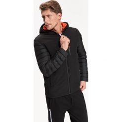KURTKA KRÓTKA MĘSKA TYPU SOFTSHELL. Czarne kurtki męskie TOP SECRET, na jesień, m, bez wzorów, z softshellu. W wyprzedaży za 99.99 zł.
