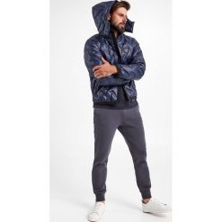 Spodnie dresowe ARMANI EXCHANGE. Spodnie dresowe męskie Armani Exchange, bez wzorów, z dresówki. W wyprzedaży za 415.17 zł.