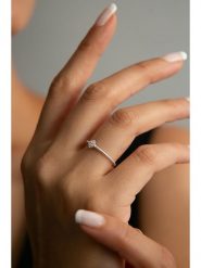 Lodie Silver Srebrny pierścionek z cyrkonią rozmiar: onesize. Szare pierścionki damskie Lodie Silver, z cyrkonią, srebrne. Za 30.99 zł.