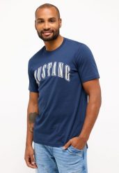 MUSTANG AUSTIN MĘSKI T-SHIRT KOSZULKA LOGO NADRUK DRESS BLUES 1014927 5334. T-shirty męskie Mustang, m, bez wzorów, bez kołnierzyka. Za 69.99 zł.