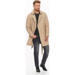 KLASYCZNY PŁASZCZ MĘSKI Z ZAPIĘCIEM DWURZĘDOWYM I Z ODPINANĄ PODPINKĄ. Brązowe płaszcze męskie TOP SECRET, na jesień, m, bez wzorów, eleganckie. W wyprzedaży za 119.99 zł.
