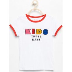 T-shirt z aplikacją - Biały. Białe koszulki dziewczęce Reserved, z aplikacjami, bez ramiączek. Za 29.99 zł.