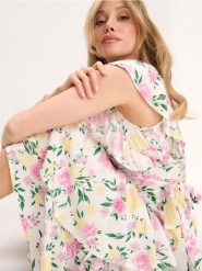 Wiskozowa kopertowa sukienka midi w kwiaty - kremowy. Białe sukienki damskie Sinsay, l, bez wzorów, z wiskozy, bez kołnierzyka, bez ramiączek, midi, kopertowe. Za 49.99 zł.