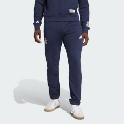 Spodnie Real Madrid US Pack. Białe spodnie dresowe męskie Adidas, bez wzorów, z dresówki. Za 299.00 zł.