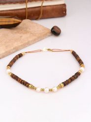 Charlize Pozłacany naszyjnik z tygrysim okiem i perłami - dł. 50 cm rozmiar: onesize. Białe naszyjniki damskie Charlize, pozłacane. Za 134.85 zł.