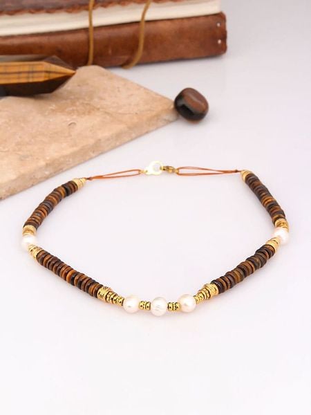 Charlize Pozłacany naszyjnik z tygrysim okiem i perłami - dł. 50 cm rozmiar: onesize. Białe naszyjniki damskie Charlize, pozłacane. Za 134.85 zł.