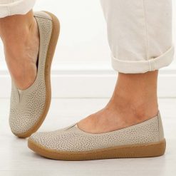 Beżowe skórzane Polskie półbuty damskie Gregors 1189. Brązowe półbuty damskie GREGORS, bez wzorów, z jeansu, casualowe, z okrągłym noskiem, bez obcasa, na płaskiej podeszwie. Za 379.00 zł.