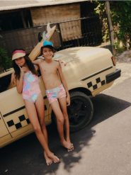 Kąpielówki w tropikalny wzór - złamana biel. Kąpielówki męskie Reserved, bez wzorów. W wyprzedaży za 9.99 zł.