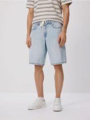 Jeansowe szorty loose fit - niebieski. Niebieskie szorty męskie Reserved, z denimu, bez kołnierzyka. Za 119.99 zł.