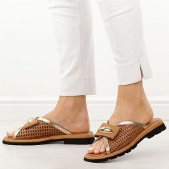 Brązowe skórzane klapki damskie T.Sokolski 26008. Brązowe klapki damskie Sokolski, z aplikacjami, ze skóry, bez obcasa, na płaskiej podeszwie. Za 299.00 zł.