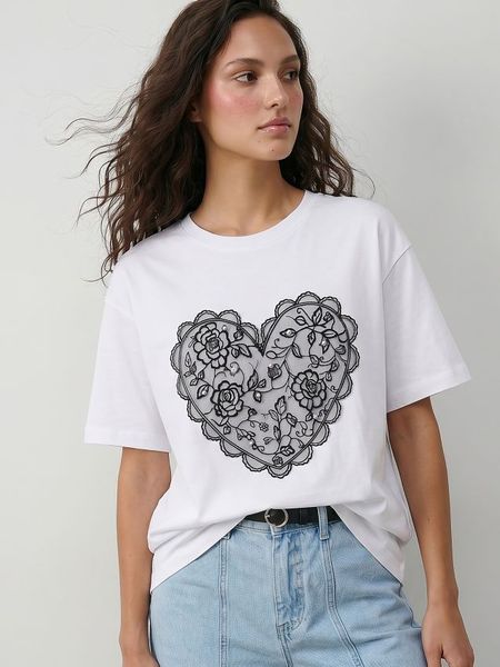 Bawełniana koszulka z koronkową aplikacją - biały. Białe t-shirty damskie Sinsay, l, z aplikacjami, z bawełny, bez kołnierzyka. Za 19.99 zł.