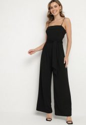 Czarny Kombinezon Ozdobiony Paskiem z Szerokimi Nogawkami Deolise. Czarne kombinezony damskie Born2be, bez wzorów, eleganckie, bez kołnierzyka, bez ramiączek. Za 74.99 zł.