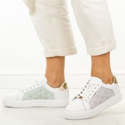 Białe skórzane półbuty damskie Filippo Dp7592/26. Białe półbuty damskie Filippo, w ażurowe wzory, z jeansu, eleganckie, z okrągłym noskiem, bez obcasa, na koturnie. W wyprzedaży za 192.72 zł.