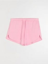 Dresowe szorty z kieszeniami - różowy. Czerwone szorty damskie Sinsay, bez wzorów, z dresówki. Za 19.99 zł.