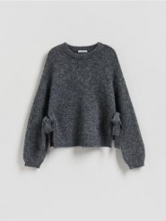 Sweter z kokardkami - ciemnoszary. Szare swetry klasyczne damskie Reserved, l, z dzianiny, bez kołnierzyka. Za 139.99 zł.