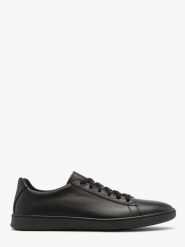 Czarne półbuty męskie w sportowym stylu KRISS. Czarne półbuty męskie RKO, ze skóry, bez zapięcia. Za 429.99 zł.