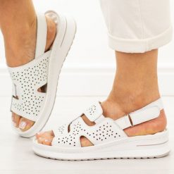 Białe skórzane sandały damskie Cambell 40330. Białe sandały damskie Cambell, bez wzorów, z jeansu, bez obcasa, na platformie. Za 219.00 zł.