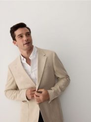 Marynarka slim fit z wiskozą - beżowy. Brązowe marynarki męskie Reserved, bez wzorów, z tkaniny. W wyprzedaży za 279.99 zł.