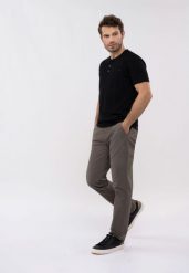 T-shirt z rozpinanym dekoltem T-HUBRIS. Czarne t-shirty męskie Volcano, l, bez wzorów, z bawełny, bez kołnierzyka. Za 69.99 zł.