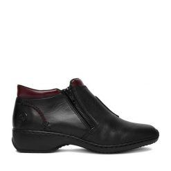 Botki Rieker. Czarne botki damskie Rieker, bez obcasa, na płaskiej podeszwie, bez zapięcia. Za 349.99 zł.