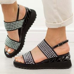 Czarne skórzane sandały damskie na koturnie DiA 3067. Czarne sandały damskie DiA, bez wzorów, ze skóry, bez obcasa, na koturnie. Za 399.00 zł.